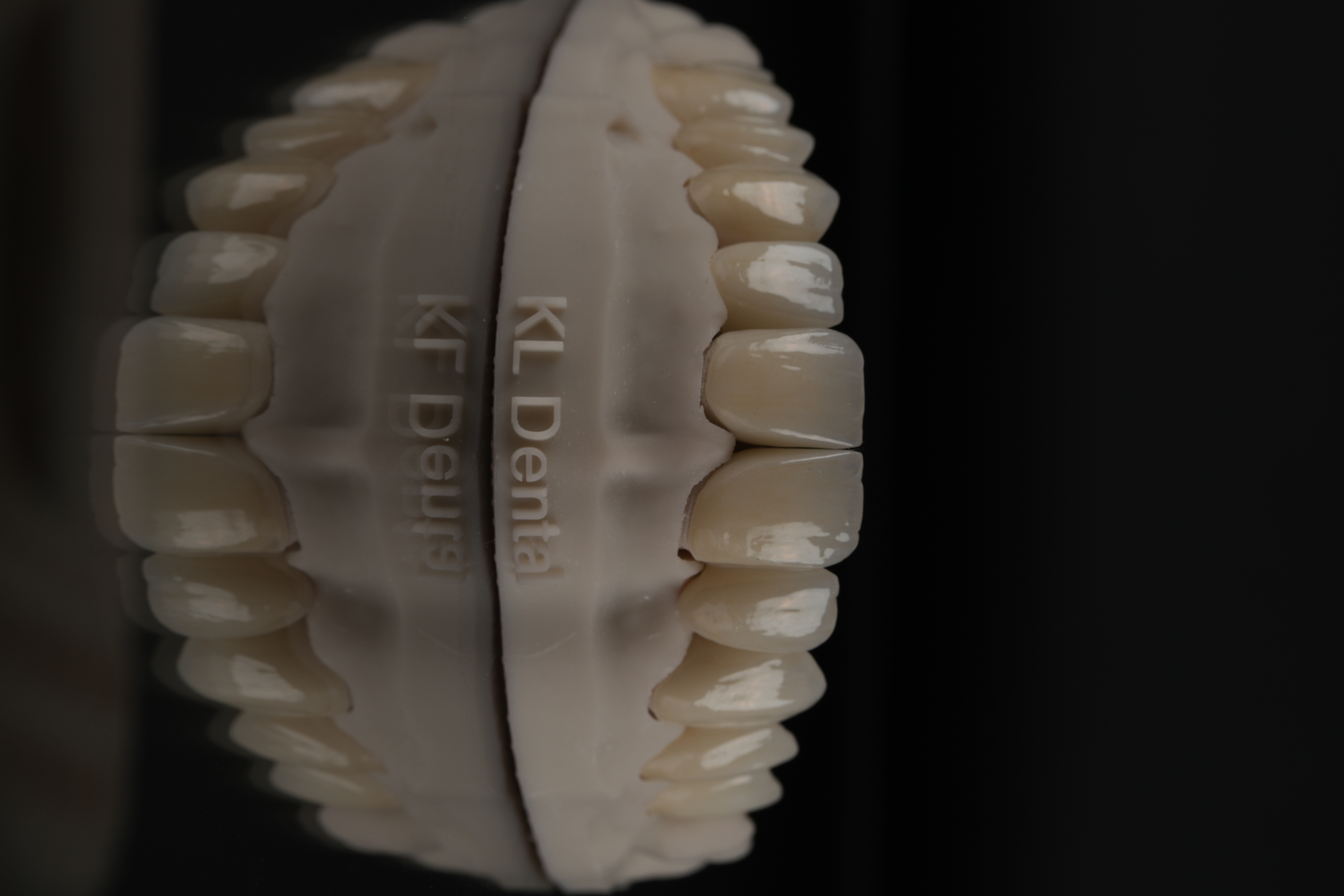 Coronas sobre modelo dental con la marca KL Dental